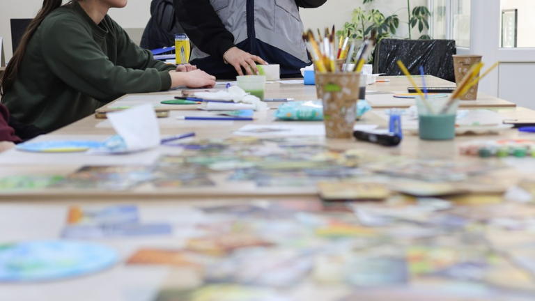 У Миколаєві провели арт-терапію для жінок-поліцейських з участю службових собак