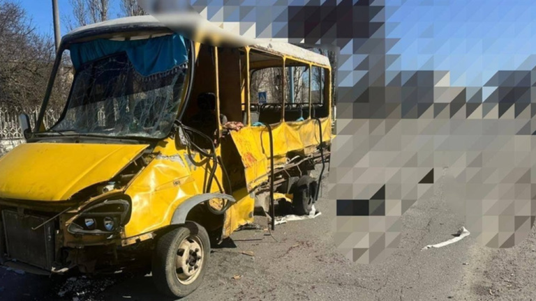 У Херсоні дрон атакував маршрутку з пасажирами: поранені 20 людей