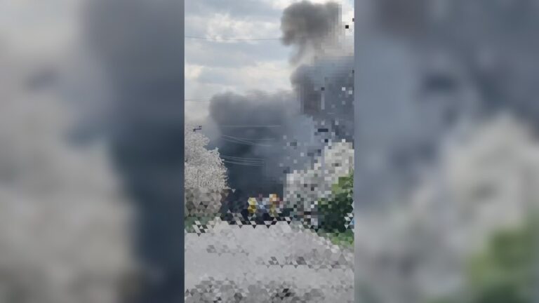 У Запоріжжі після атаки дронів спалахнула масштабна пожежа: є постраждалі
