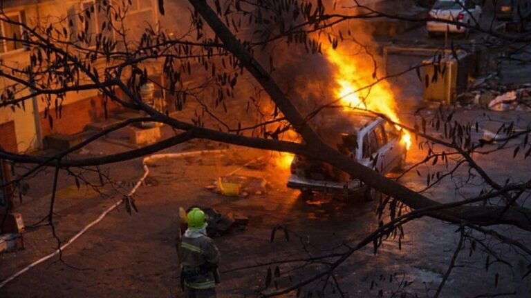 У Миколаєві у дворі гуртожитків загорівся автомобіль ВАЗ