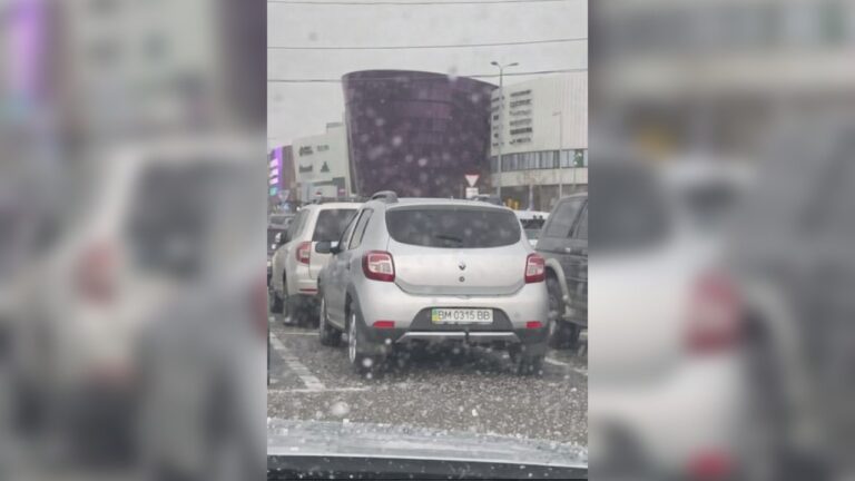 У Києві випав град: очевидці поділилися кадрами