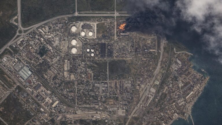 У Криму сталася пожежа на нафтобазі після атаки дронів