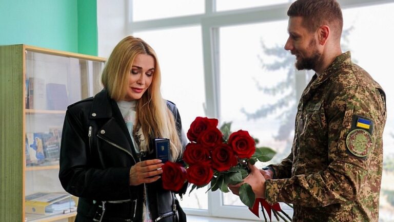 Ольга Сумська відвідала поранених гвардійців у Миколаєві