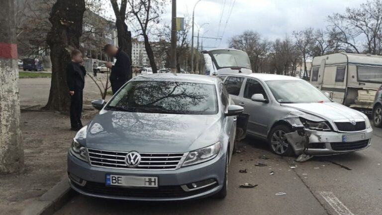 Аварія в центрі Миколаєва: Skoda зіткнулася з припаркованим Volkswagen