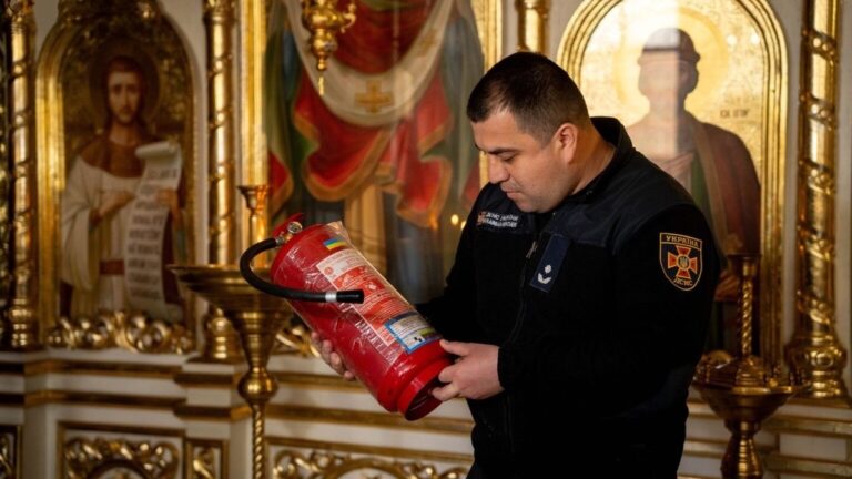 Одеські рятувальники перевірили храми перед Великоднем та нагадали правила пожежної безпеки