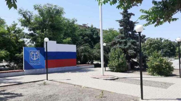 У селах Херсонщини окупанти роздають продукти “для фото”, а потім забирають їх назад