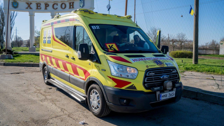 Фінляндія передала Херсону новий реанімобіль