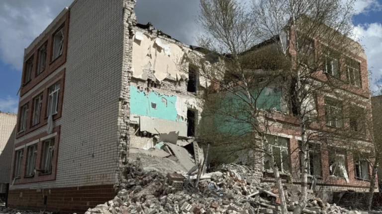 Російські війська завдали авіаудару по Степанівці на Херсонщині: пошкоджено школу та лікарню