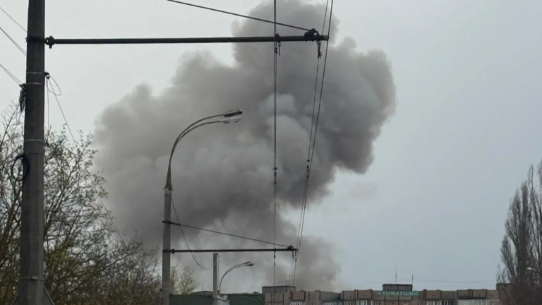 Окупанти показали відео удару по Херсону та заявили про атаку на завод