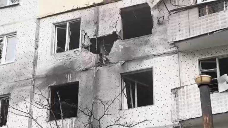 Обстріл у Херсоні: пошкоджено багатоповерхівку, є поранені