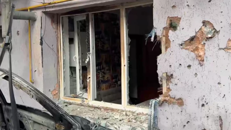 Російські війська обстріляли Херсон: знищено автівку, пошкоджено будинки