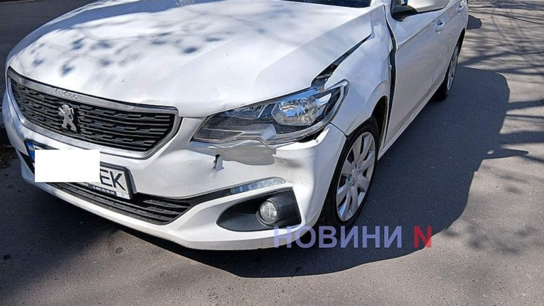 У Миколаєві електромобіль Nissan Leaf врізався у припаркований Peugeot