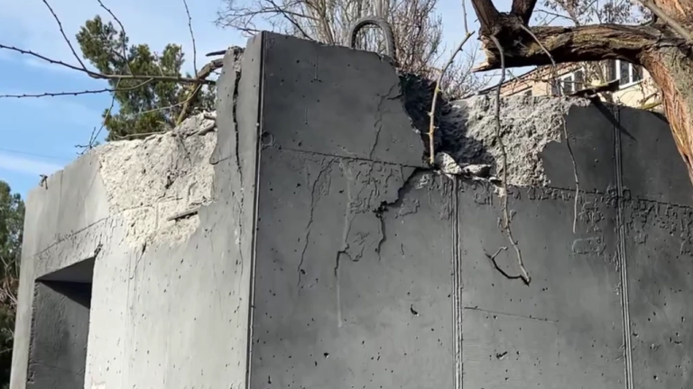 Російські війська обстріляли зупинку в Херсоні