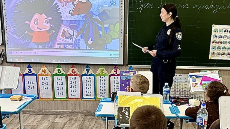У Первомайську поліцейська провела урок безпеки для школярів