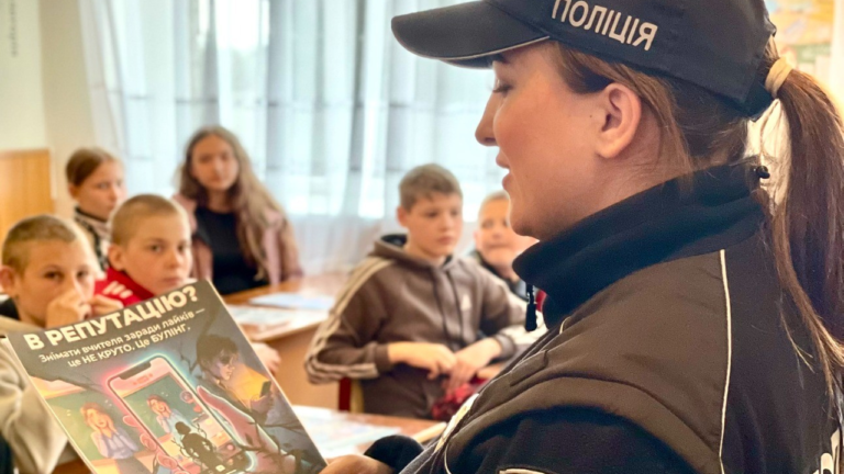 Поліцейська на Первомайщині розповіла підліткам про небезпеку кібербулінгу