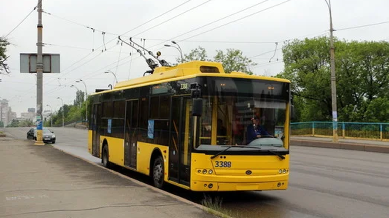 У Херсоні призупинили роботу тролейбусного маршруту через обстріл