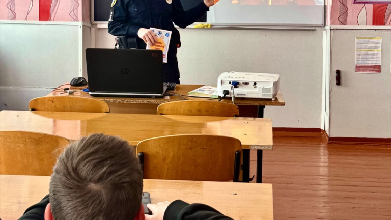 Поліцейська провела інтерактивний урок з безпеки дорожнього руху для гімназистів на Миколаївщині