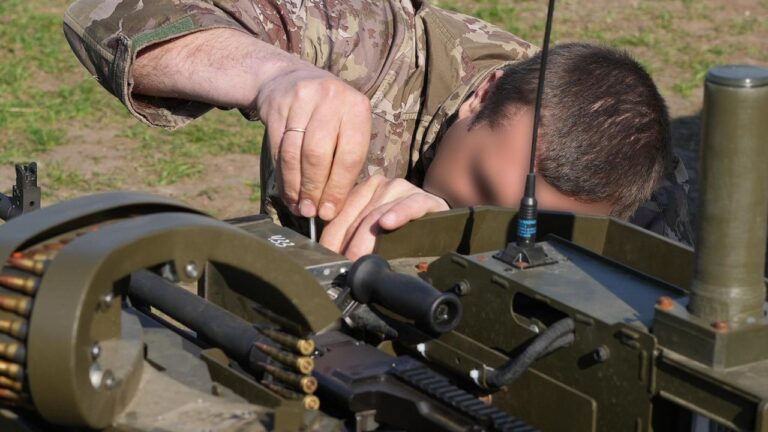 Миколаївські тероборонівці тестують дистанційно керований бойовий модуль “Wolly”