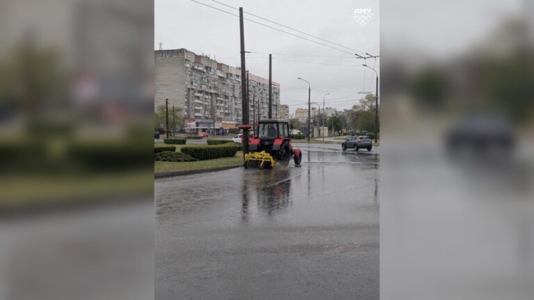 Затоплені вулиці: як у Запоріжжі борються з наслідками негоди