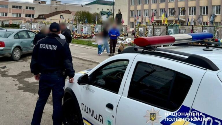 На Одещині авто протаранило Алею героїв: пошкоджено портрети загиблих