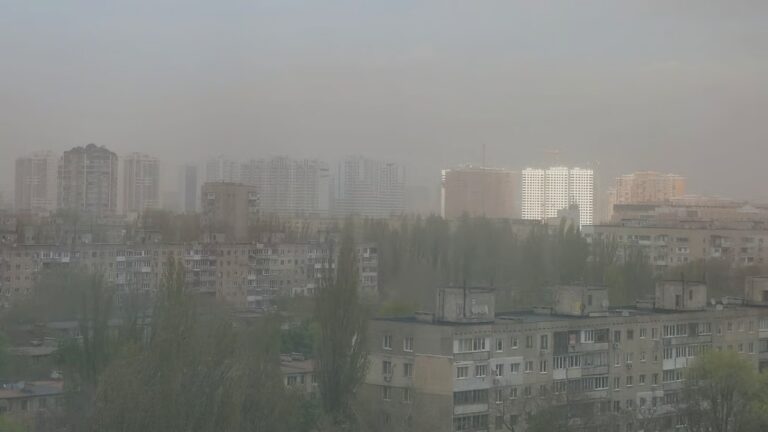 Одесу накрила потужна пилова буря: у місті різко погіршилася видимість