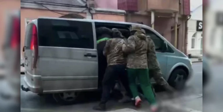 В Одесі п’ятеро співробітників ТЦК силоміць заштовхали українця в машину й відвезли