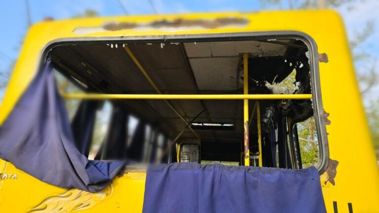 Дрон РФ атакував маршрутку в Херсоні: є загиблі та поранені