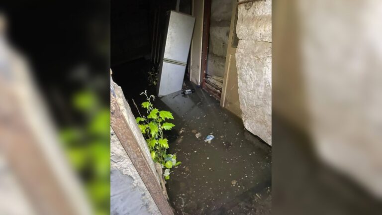 Затоплений підвал: у Миколаєві мешканці будинку на Логінова скаржаться на бездіяльність служб