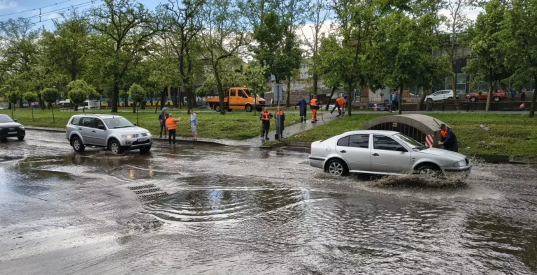 У Миколаєві за годину випало 59% місячної норми опадів: комунальники ліквідують наслідки