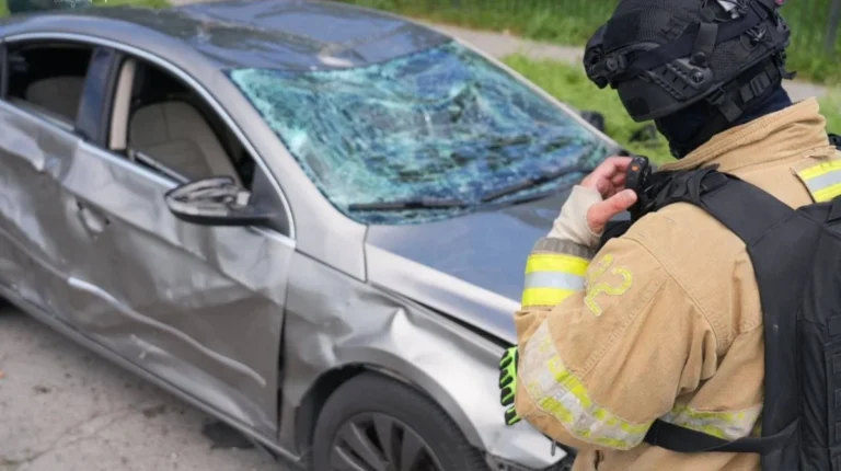 У Запоріжжі горять автомобілі після атаки РФ: є постраждалі
