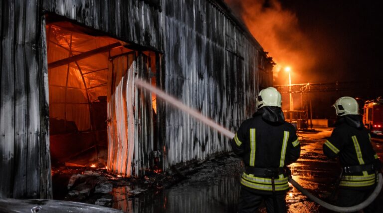 У Миколаєві через падіння уламків дрона загорілося складське приміщення