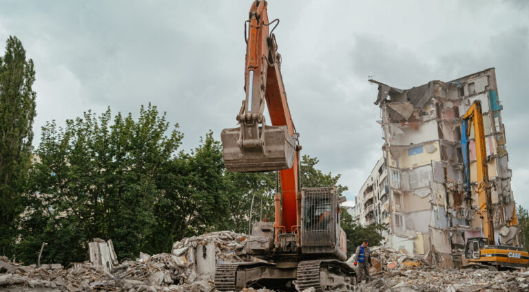 У Миколаєві готують дві аварійні будівлі до часткового демонтажу