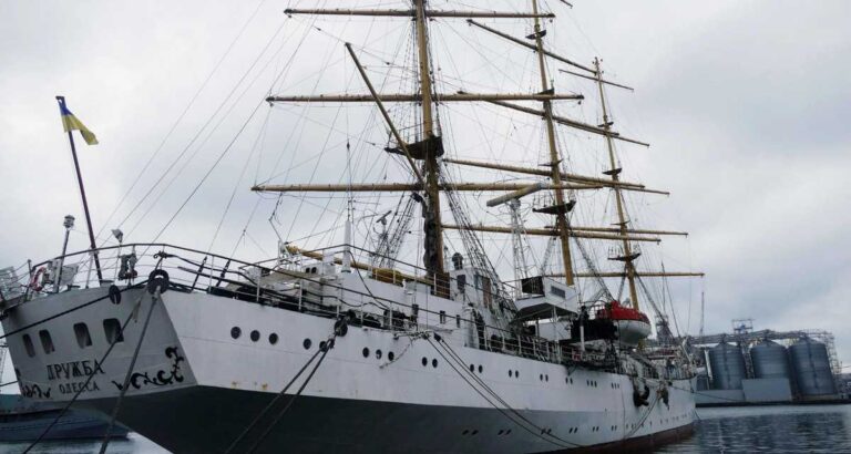Вибух у порту Одеси та чутки про пошкодження вітрильника “Дружба”: у ВМС України надали коментар