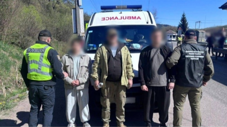 На Закарпатті зупинили “швидку” з Херсона з військовозобов’язаними в салоні