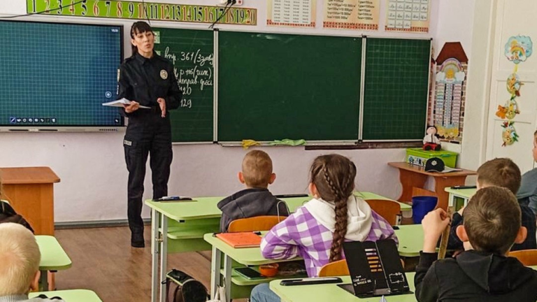 Поліцейська провела урок про права дитини для ліцеїстів на Вознесенщині