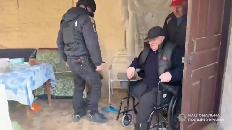 Поліцейські евакуювали п’ятьох мешканців із прифронтової Таврійської громади