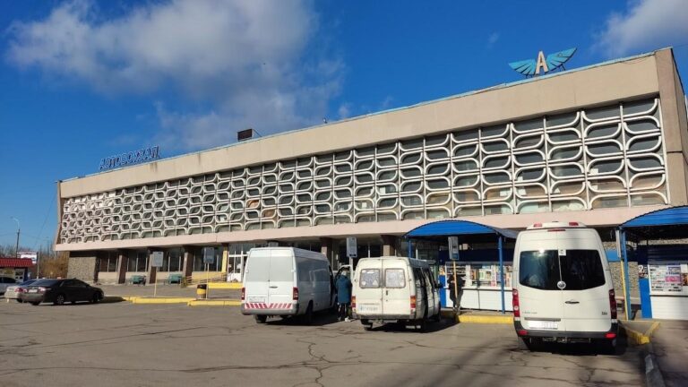 У Херсоні зафіксували плату за заїзд під захисні сітки на автовокзалі