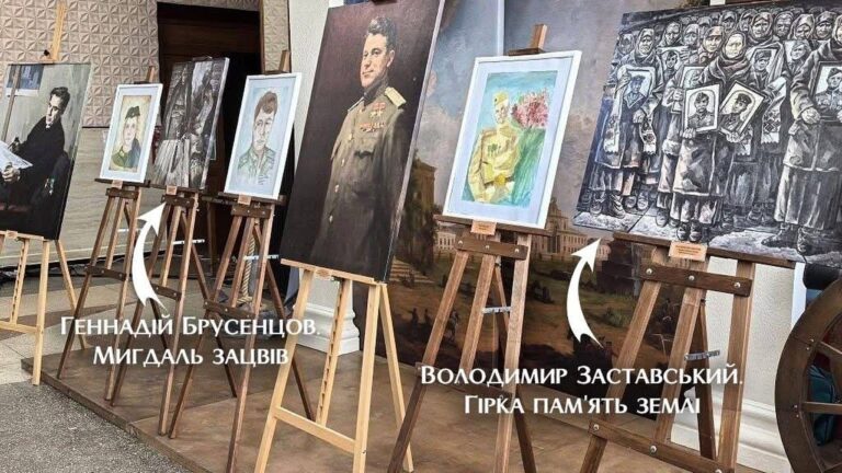 У Генічеську на виставці до 9 травня використали викрадені українські твори