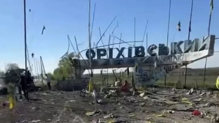 Російський удар зруйнував стелу на в’їзді до Оріхівського району – палали прапори бригад