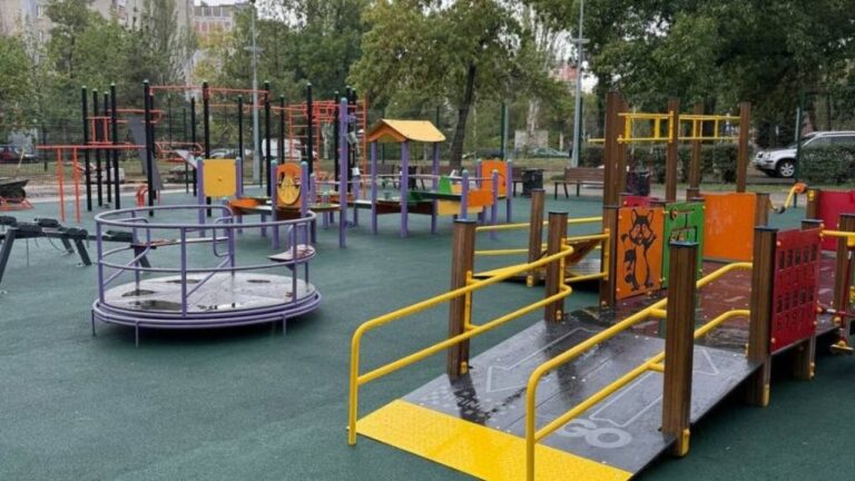 У Запоріжжі фіксують нові випадки пошкодження інклюзивних гойдалок: влада звернулась до містян