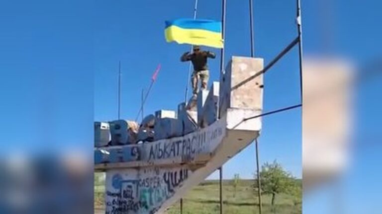На пошкодженій Оріхівській стелі знову встановили прапор України