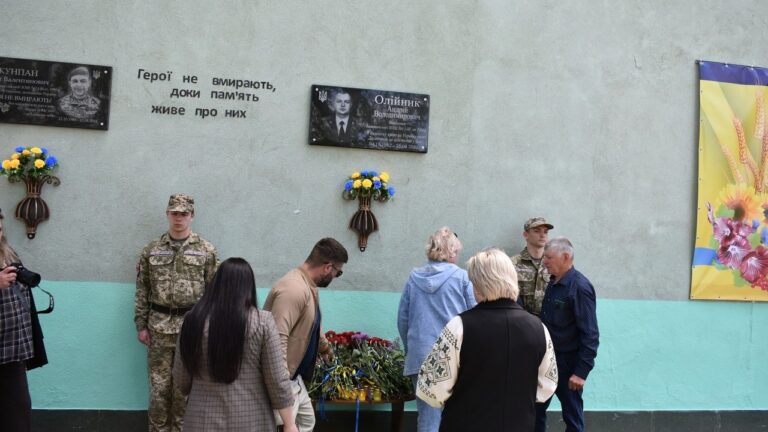 У Баштанці відкрили меморіальну дошку загиблому захиснику Андрію Олійнику