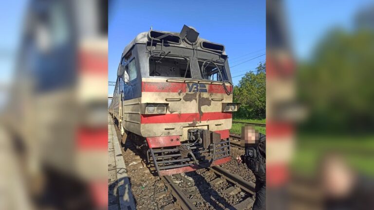 Російський дрон вдарив по електричці біля Вільнянська