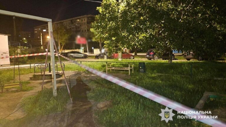 Поліція розслідує смерть жінки на дитячому майданчику в Одесі
