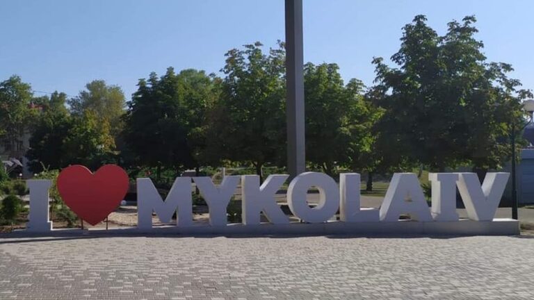 У Миколаєві “Шахед” пошкодив адміністративну будівлю