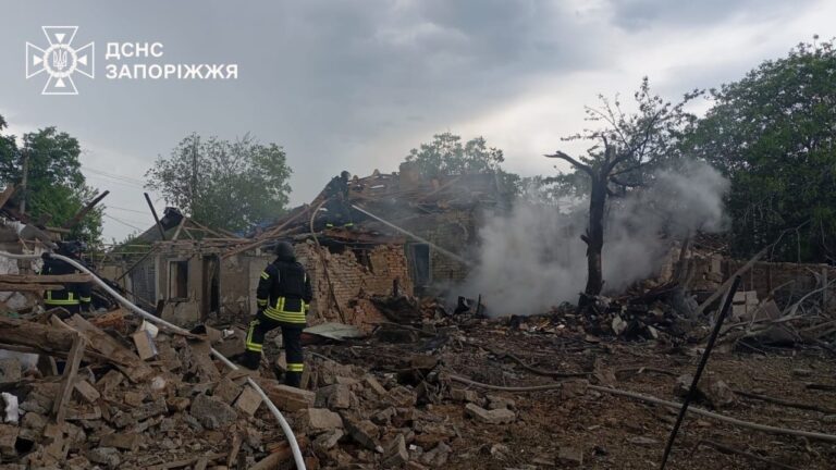 Російські обстріли спричинили масштабні пожежі у Запорізькому районі: горіли житлові та виробничі об’єкти