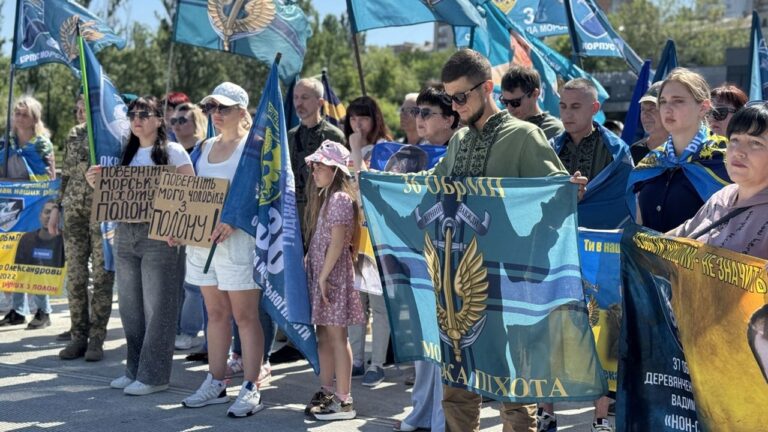 У Миколаєві провели автопробіг на підтримку військовополонених морпіхів