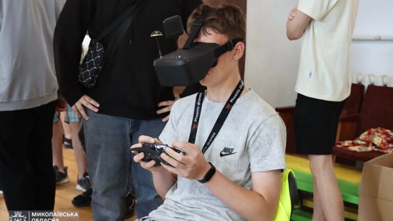 У Миколаєві відбулися змагання з керування FPV-дронами серед школярів