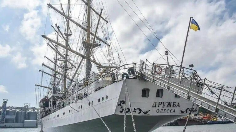 У морпорту Одеси атакували навчальний корабель “Дружба”
