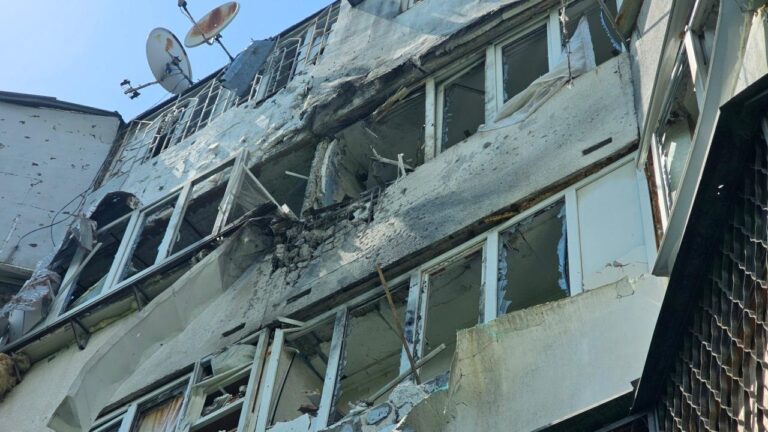 Російський дрон влучив у багатоповерхівку в центрі Херсона